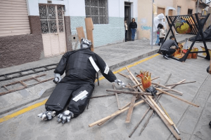 kuriositaeten-argentinien-puppe-verbrennen kuriositaeten-argentinien-puppe-verbrennen