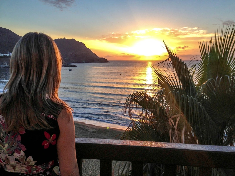 Frau am Sonnenunternang in spanien