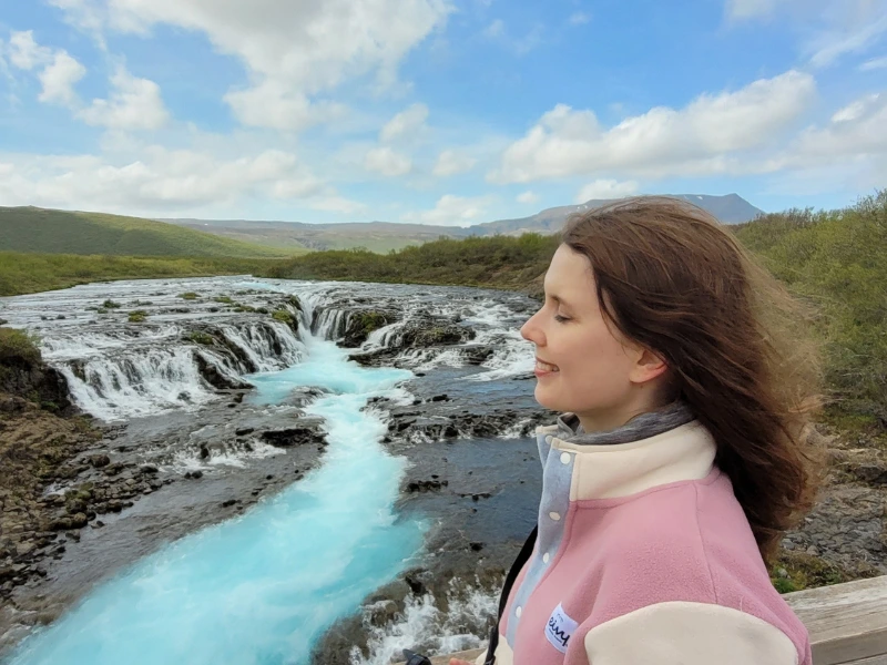 Frau am Wasserfall in Island