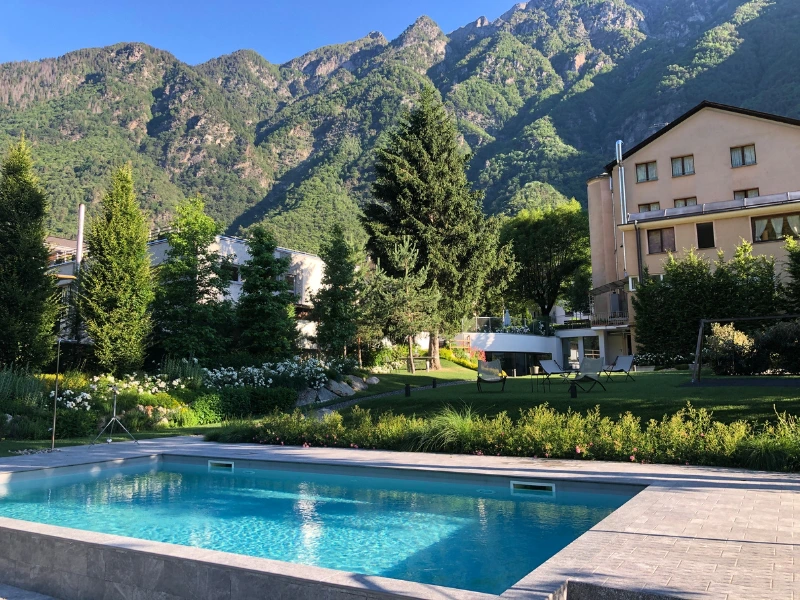 Italien_Hotel mit Pool vor Bergkulisse
