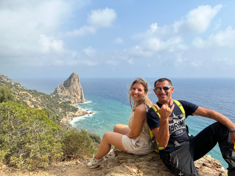Italien_Sardinien_Paar sitzt auf Klippe