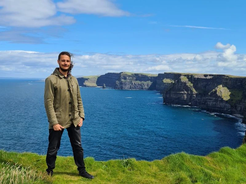 Reisender an der Küste von Irland