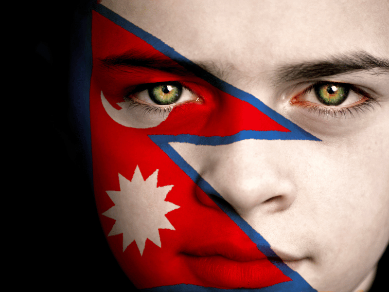 Nepal Junge mit Flagge