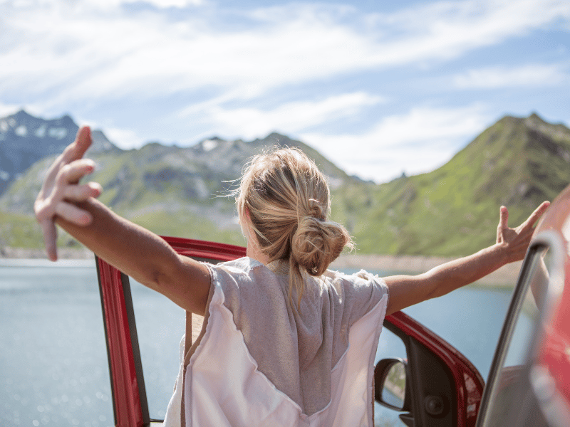 Frau macht eine Pause beim Autofahren
