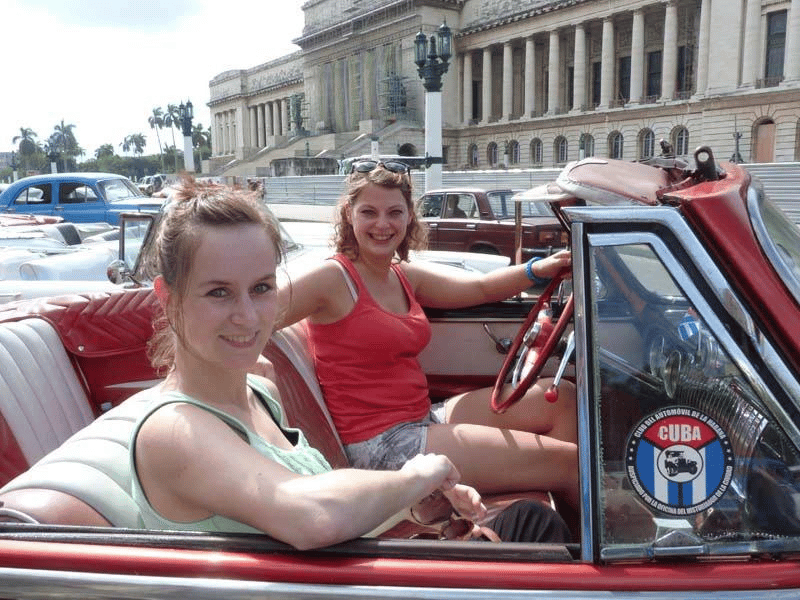 Zwei Frauen im Oldtimer