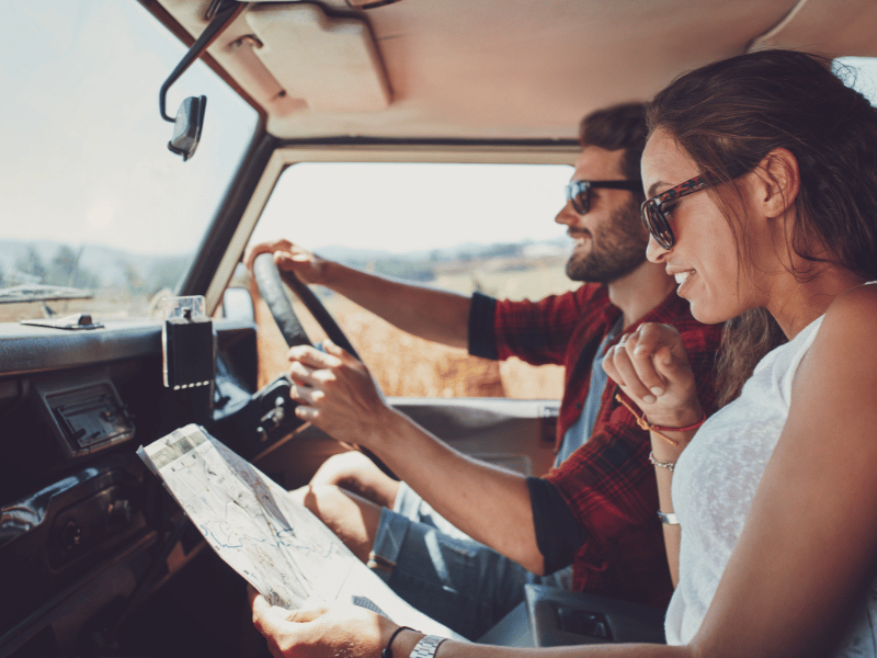 Zwei Menschen fahren im Auto