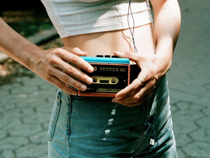 Frau mit Walkman