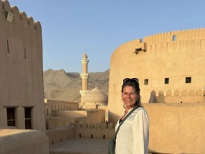 Frau vor Gebäude in Nizwa im Oman