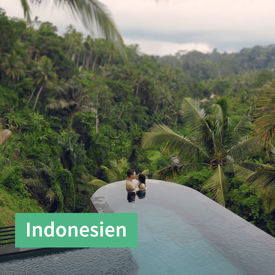 Paar in Infinitypool in Indonesien im Dschungel