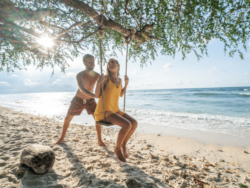 Paar am Strand auf einer Schaukel