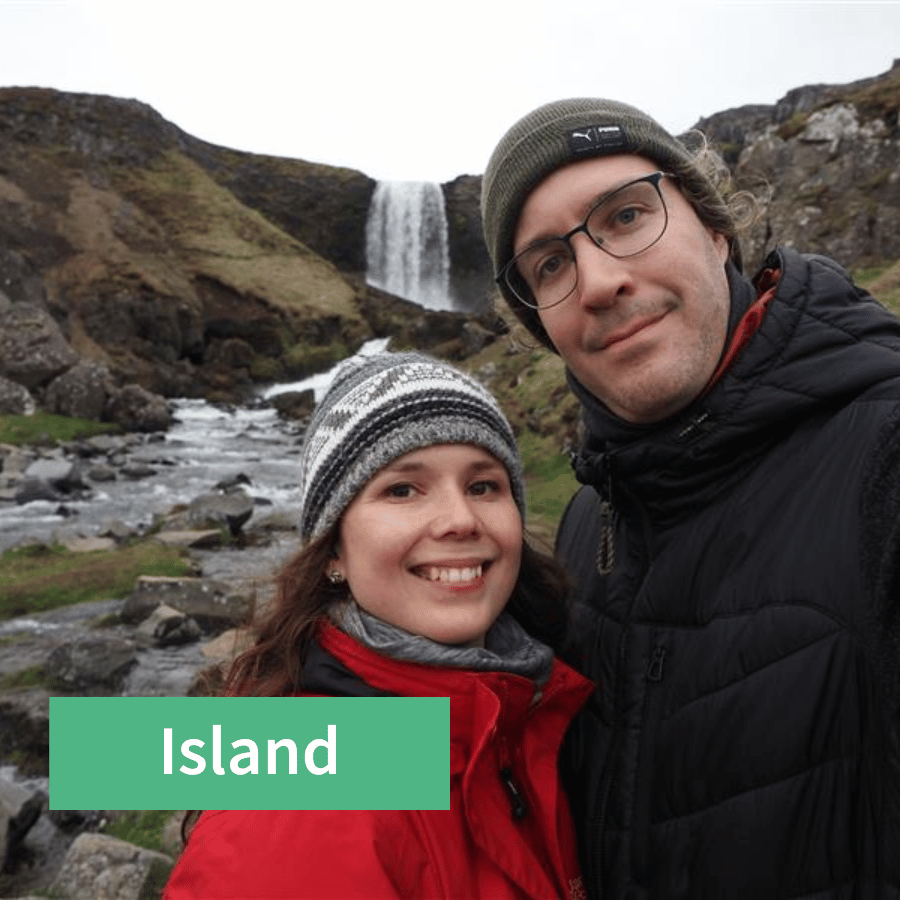 Island Paar vor Wasserfall