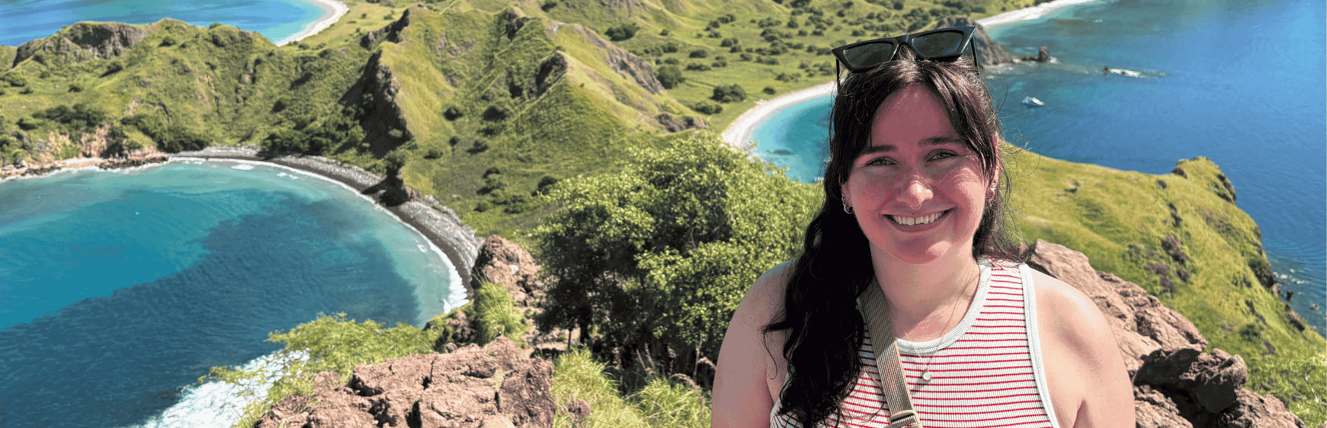 Frau bei Sonnenschein bei einem Ausflug auf Padar Island