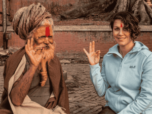 Touristin in Kathmandu, Nepal, mit einem der „heiligen Männer“