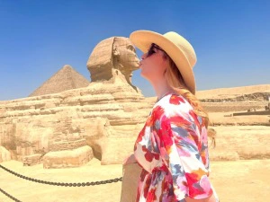 Frau vor der Sphinx in Ägypten