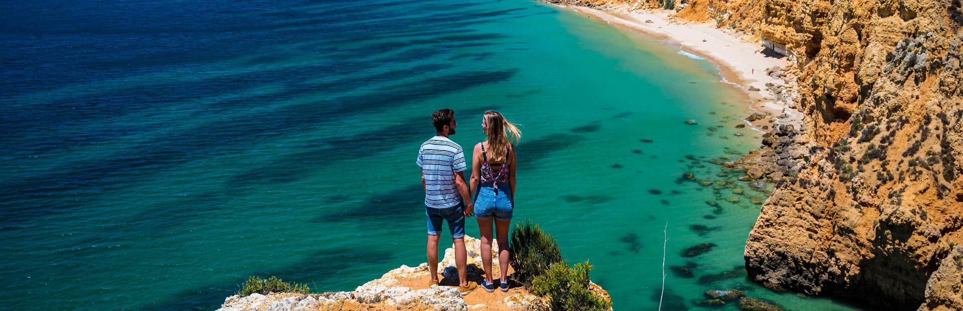 Paar während Wanderung an der Algarve