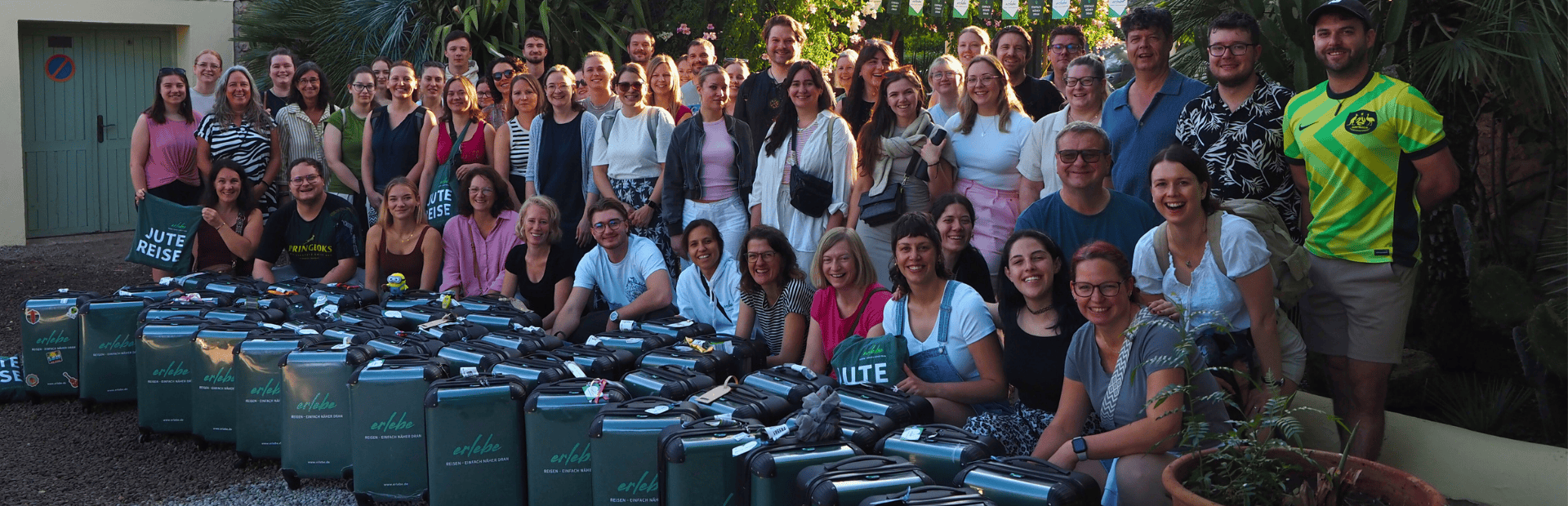 Viele Menschen mit Koffern