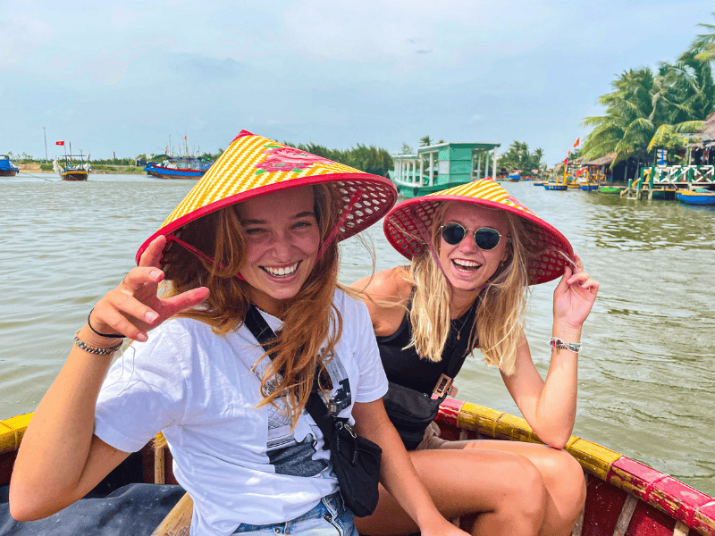 Frauen auf dem Boot in Vietnam