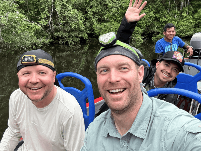 Reisende auf dem Boot in Ecuador