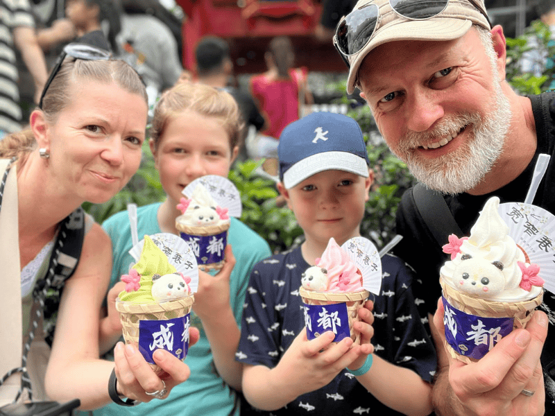 Eis essen in Chengdu China Familie