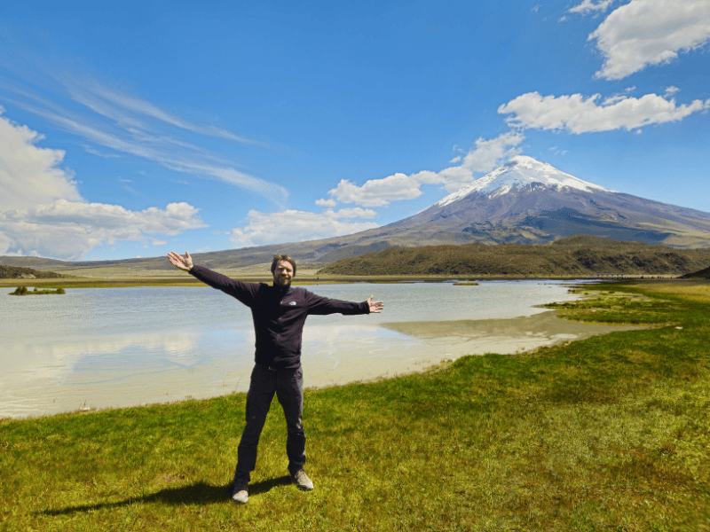 Reisender in Ecuador am Vulkan