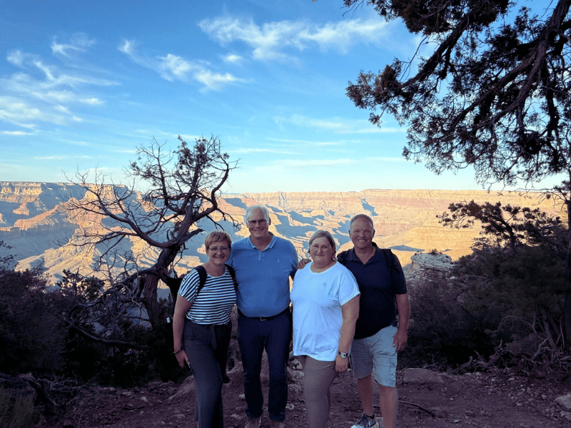USA - Reisende am Canyon