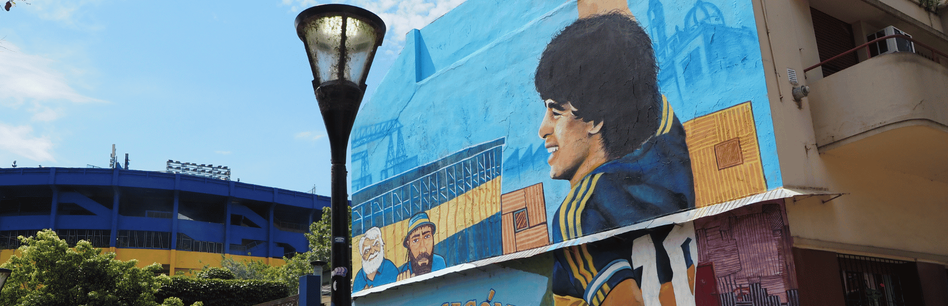 Hauswand mit Fußballmotiven in Buenos Aires