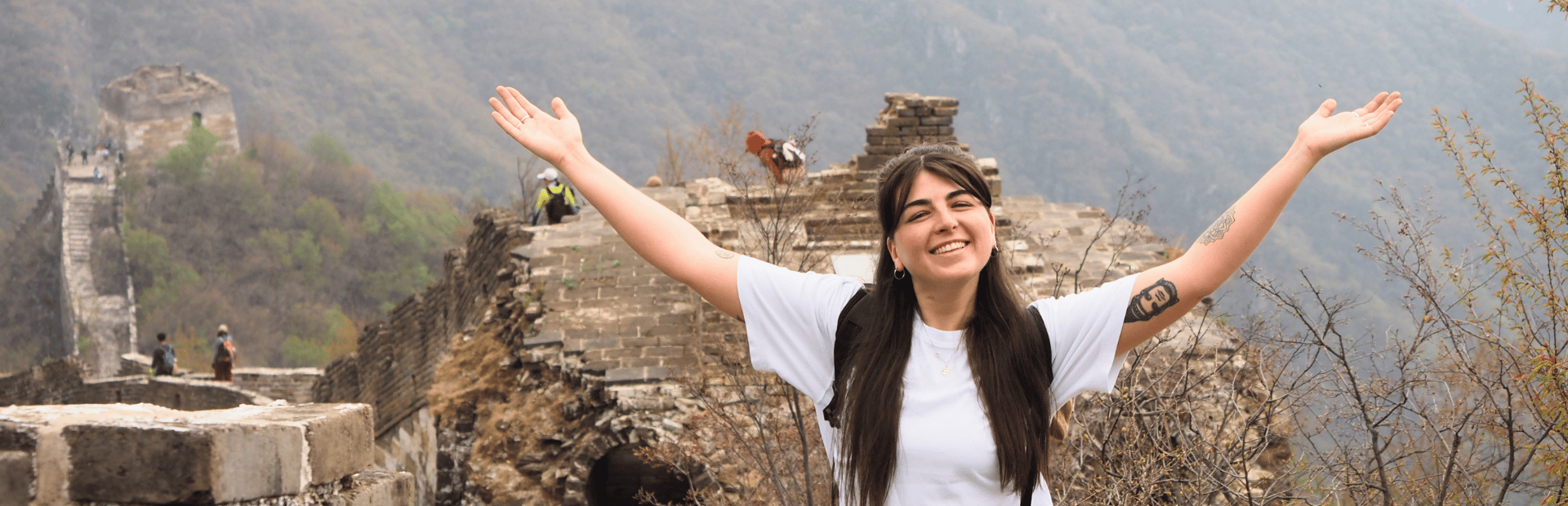Reisespezialistin Tessa an der Chinesischen Mauer