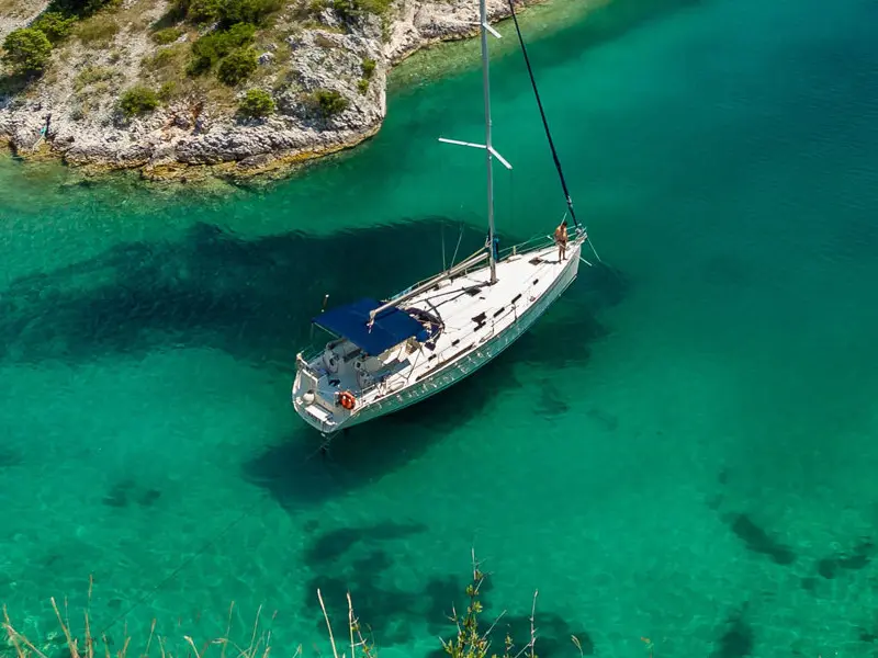 Yacht in einer Bucht in Kroatien