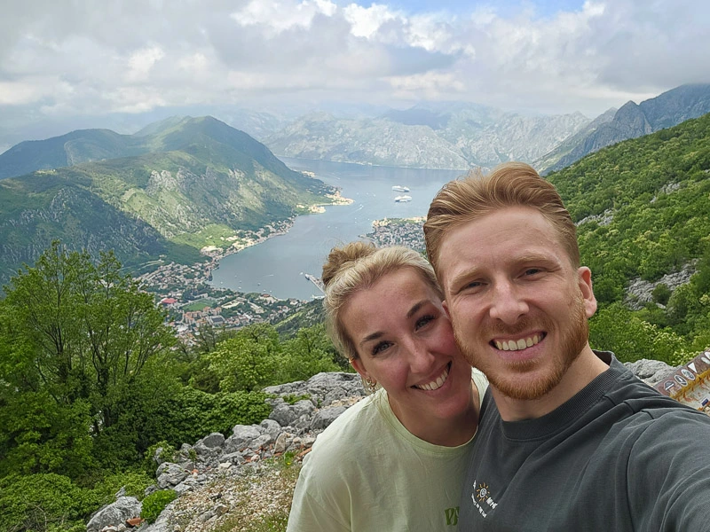 Touristen vor der Bucht von Kotor