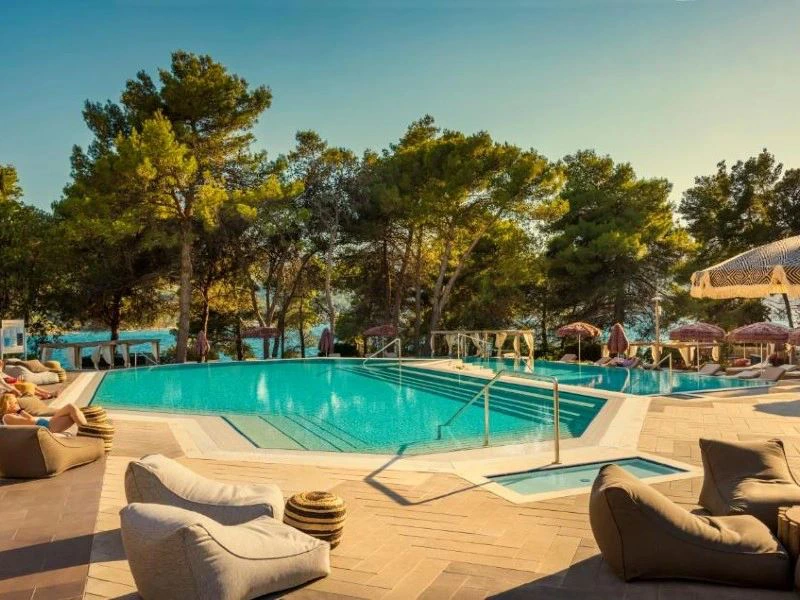 großer Poolbereich zum Entspannen