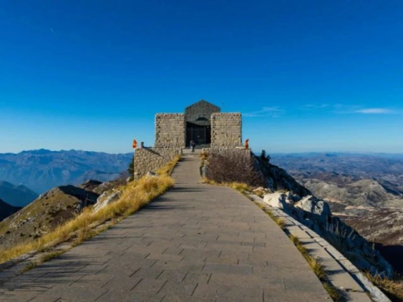 Montenegro Cetinje Lovcen Tempel auf einem Berg