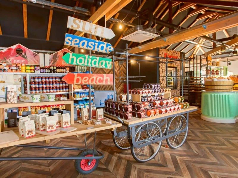 Hübsches Feinkostgeschäft mit lokalen Delikatessen