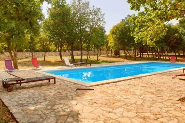 Kroatien Unterkunft Wunderschöner Poolbereich inmitten von Bäumen