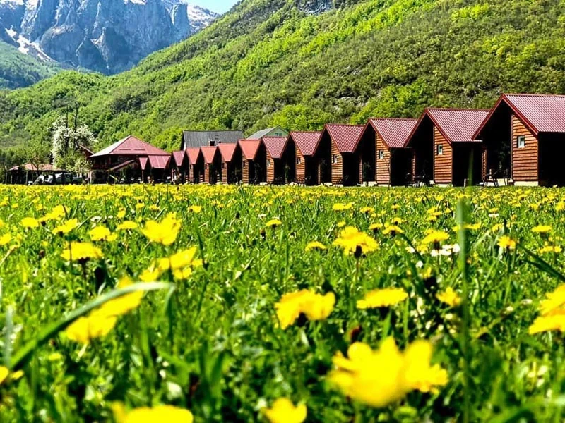 Kleine Hütten inmitten von Natur. Montenegro Nationalpark