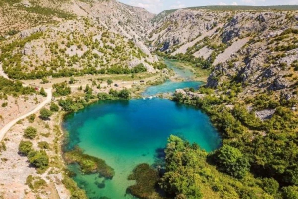 Kroatien Obrovac strahlend blaue bucht inmitten von Natur