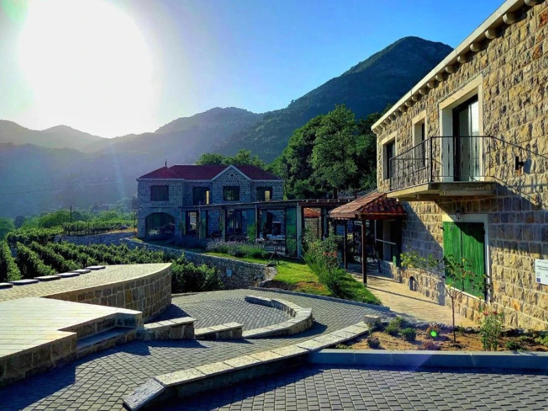 Montenegro Cetinje kleines Städtchen bei Sonnenschein