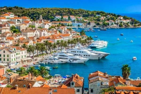 Hvar Kroatien Aussicht auf das Städtchen in der Bucht