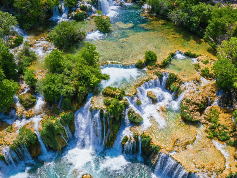 Krka Nationalpark mit seinen vielen Wasserfällen aus der Luft fotografiert