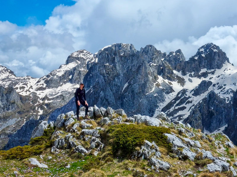 Montenegro reisende auf den Gipfeln umringt von malerischen Bergen