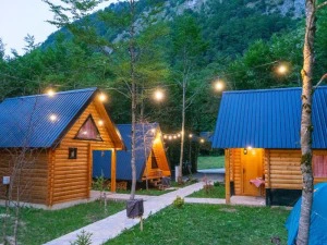Montenegro Nationalpark Gästehaus. Gemütliche Hütten inmitten der Natur