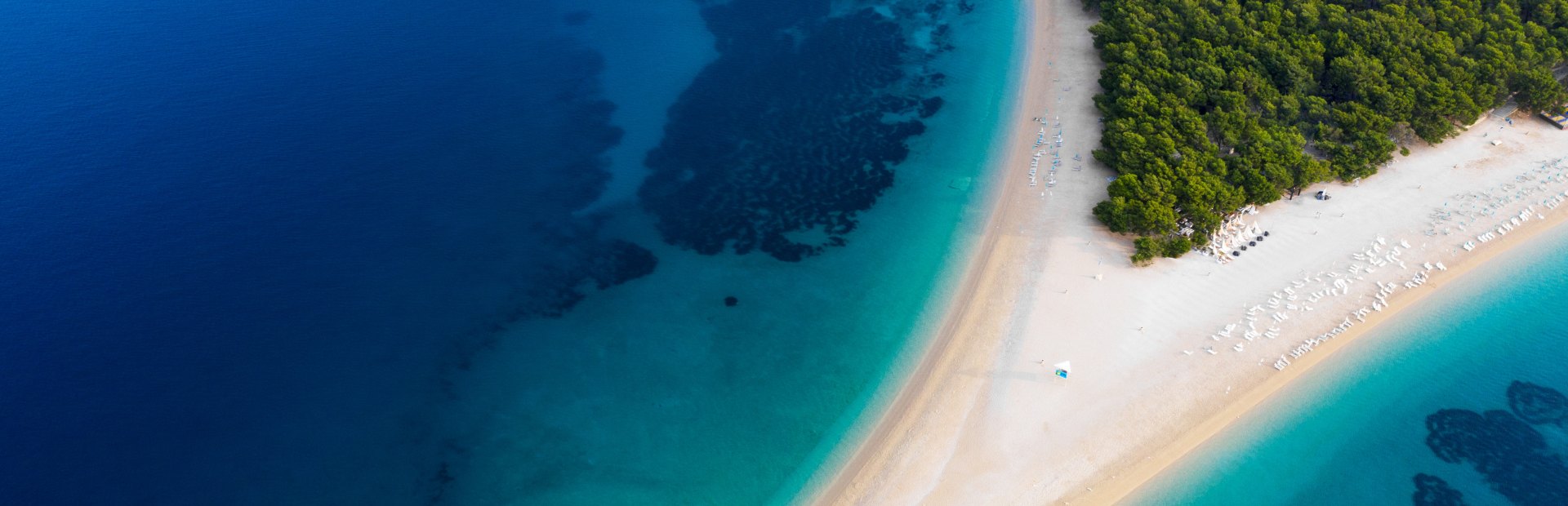 Strand und Meer von der Vogelperspektive