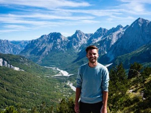 Mann vor dem Valbona Pass Albanien