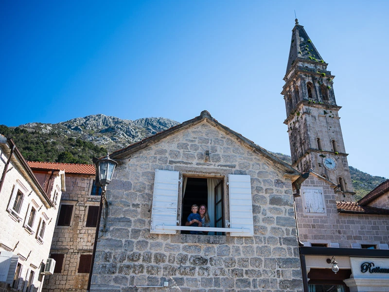 Blick auf das Hotel in der Bucht von Kotor