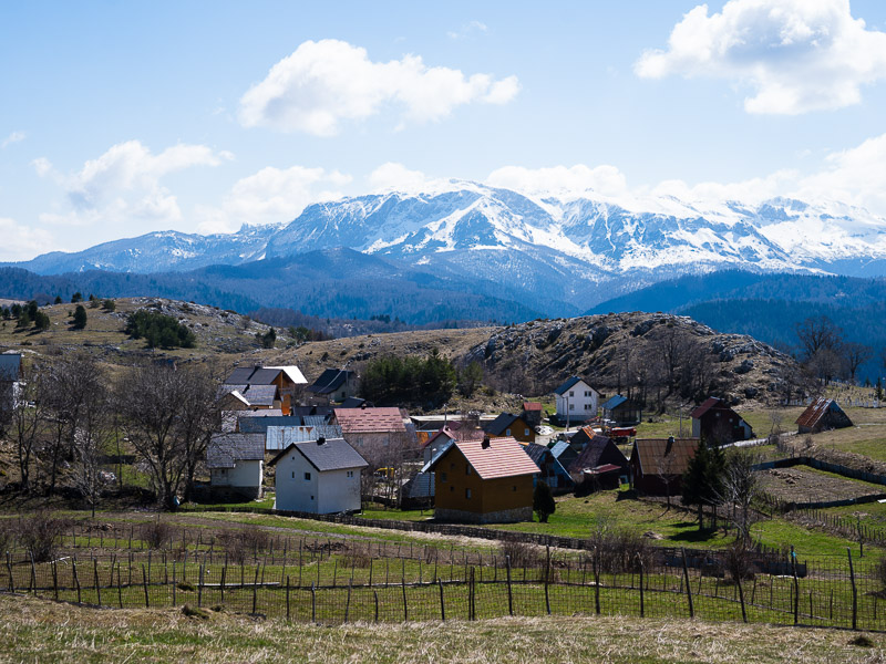 Dorfausblick mit Hütten und Bergen