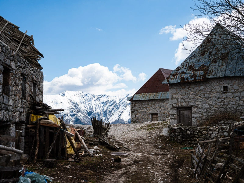 Hütten im bergigen Dorf