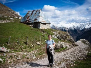 Frau wandert in den Bergen in Lukomir