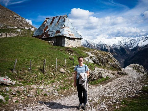 Frau wandert in den Bergen in Lukomir