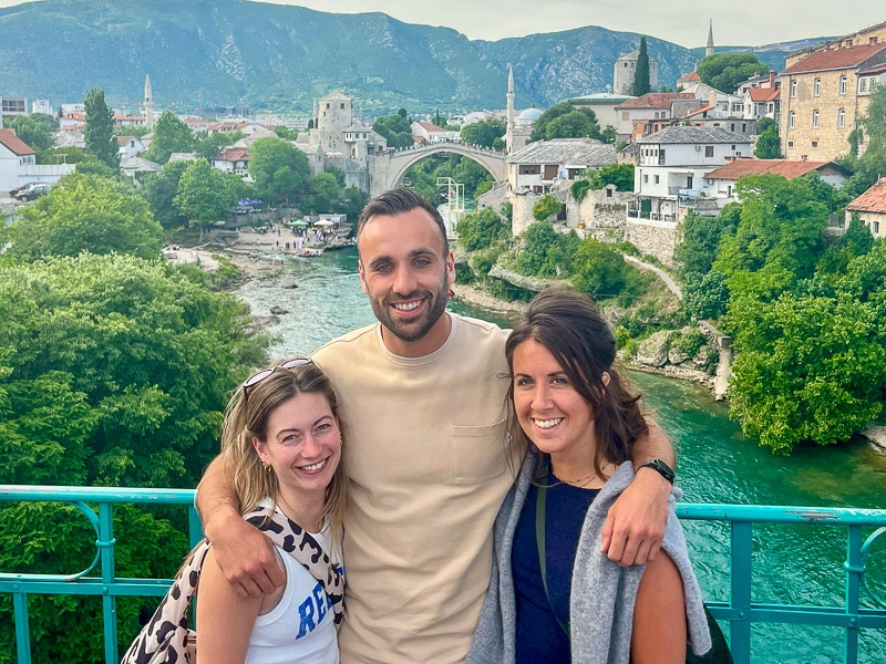 Familie lächelnd auf einer Brücke in Mostar