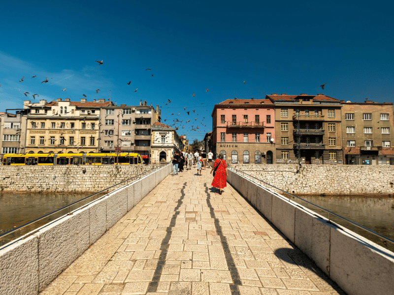 Brücke in Sarajevo mit Vögeln