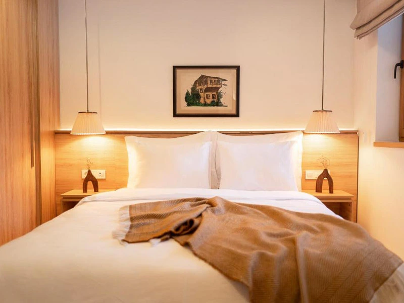 Doppelbett mit warmen Licht